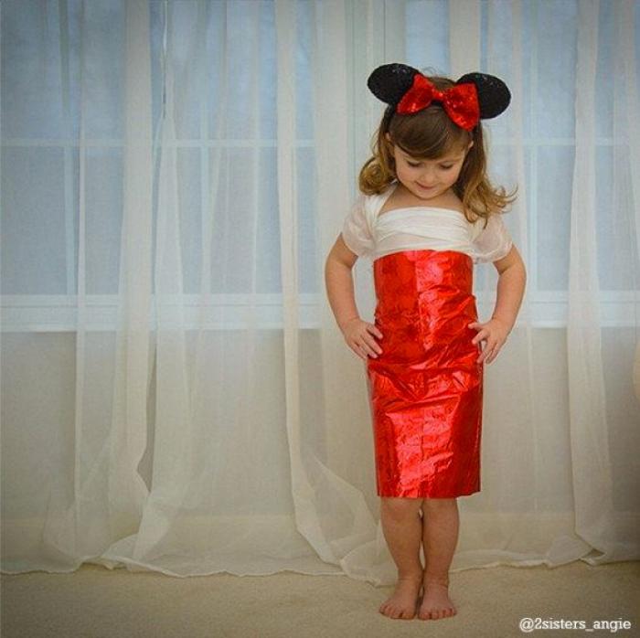 Los preciosos vestidos de papel que esta niña de 4 años crea con su madre (FOTOS)