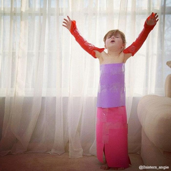 Los preciosos vestidos de papel que esta niña de 4 años crea con su madre (FOTOS)