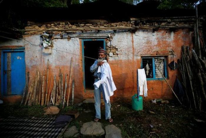 Un hombre de 68 años regresa a la escuela en Nepal tras abandonarla de niño para trabajar (FOTOGALERÍA)