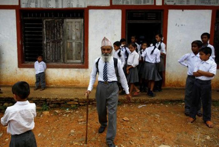 Un hombre de 68 años regresa a la escuela en Nepal tras abandonarla de niño para trabajar (FOTOGALERÍA)
