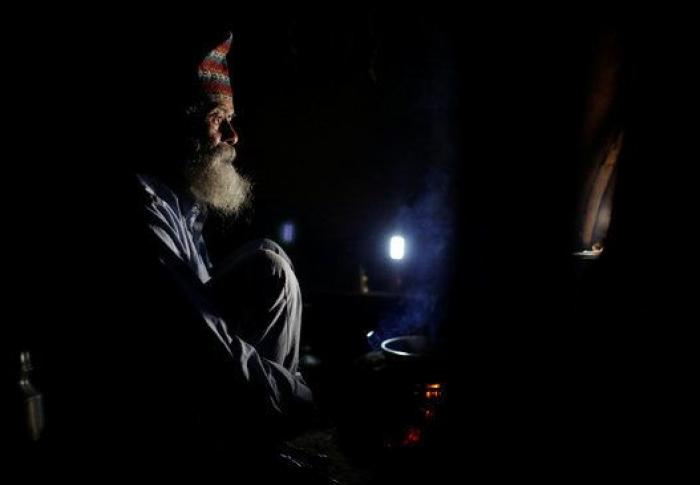 Un hombre de 68 años regresa a la escuela en Nepal tras abandonarla de niño para trabajar (FOTOGALERÍA)