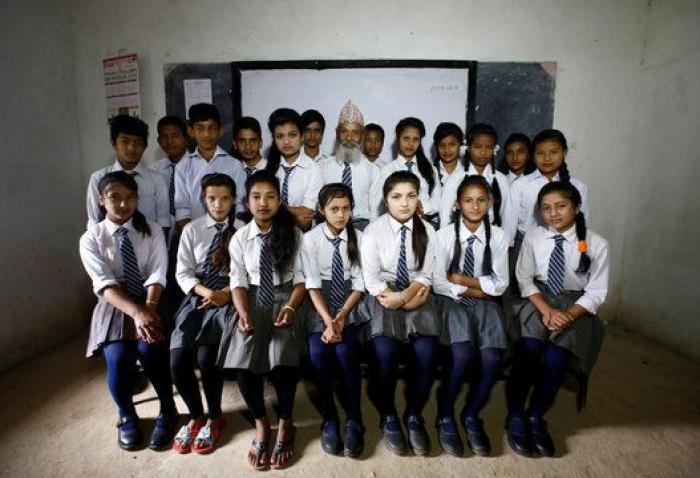 Un hombre de 68 años regresa a la escuela en Nepal tras abandonarla de niño para trabajar (FOTOGALERÍA)