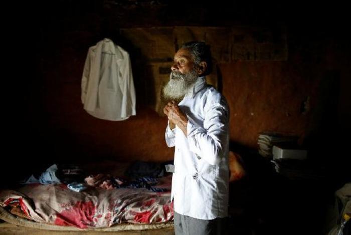 Un hombre de 68 años regresa a la escuela en Nepal tras abandonarla de niño para trabajar (FOTOGALERÍA)