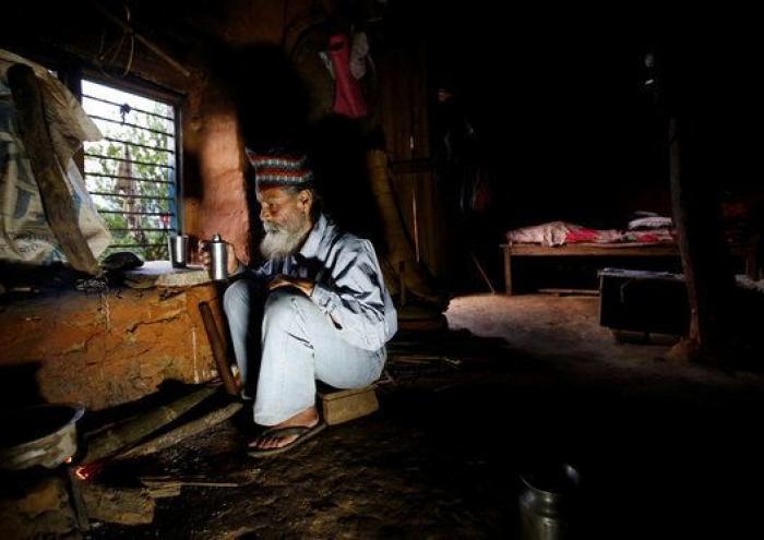 Un hombre de 68 años regresa a la escuela en Nepal tras abandonarla de niño para trabajar (FOTOGALERÍA)