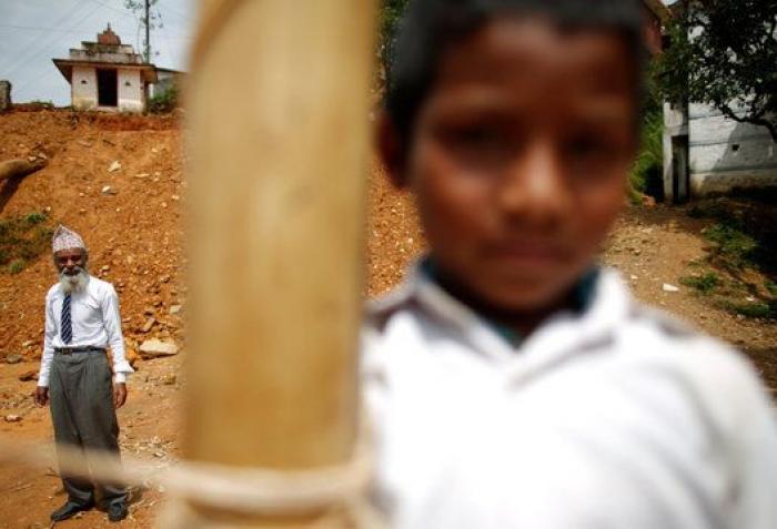 Un hombre de 68 años regresa a la escuela en Nepal tras abandonarla de niño para trabajar (FOTOGALERÍA)