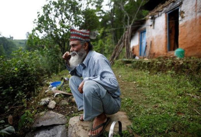 Un hombre de 68 años regresa a la escuela en Nepal tras abandonarla de niño para trabajar (FOTOGALERÍA)