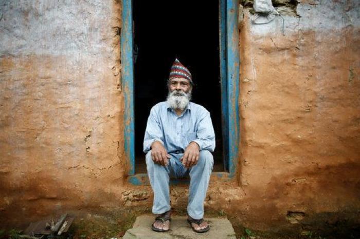 Un hombre de 68 años regresa a la escuela en Nepal tras abandonarla de niño para trabajar (FOTOGALERÍA)