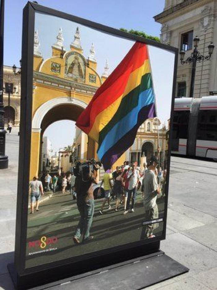 Pintadas homófobas en la exposición del orgullo gay en Sevilla
