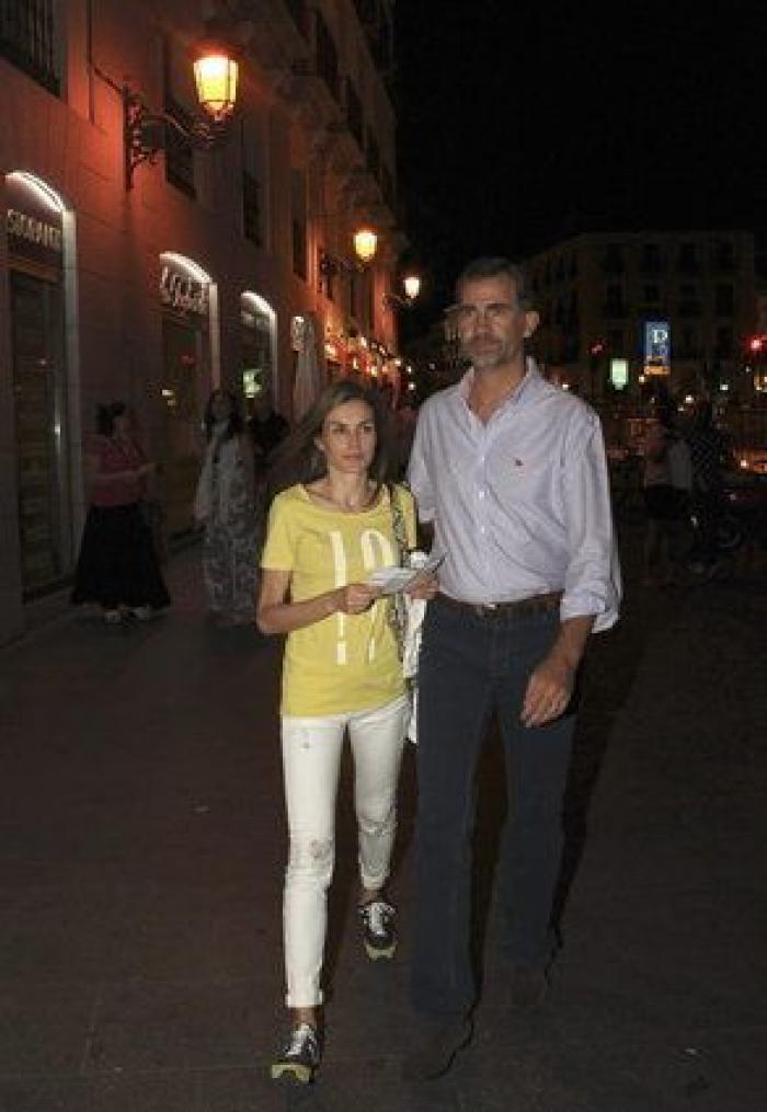 El sorprendente 'look' de la reina Letizia, con pantalones rotos incluidos