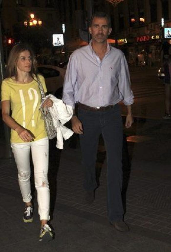 El sorprendente 'look' de la reina Letizia, con pantalones rotos incluidos