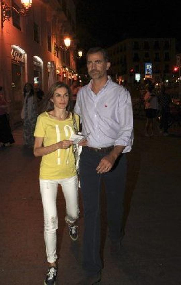 El sorprendente 'look' de la reina Letizia, con pantalones rotos incluidos