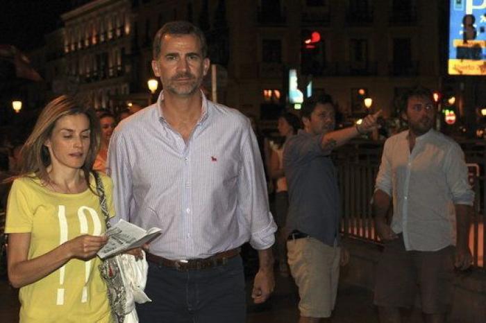 El sorprendente 'look' de la reina Letizia, con pantalones rotos incluidos