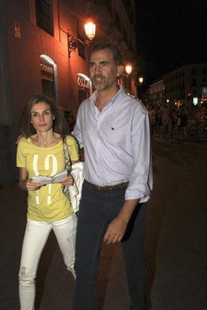 El sorprendente 'look' de la reina Letizia, con pantalones rotos incluidos