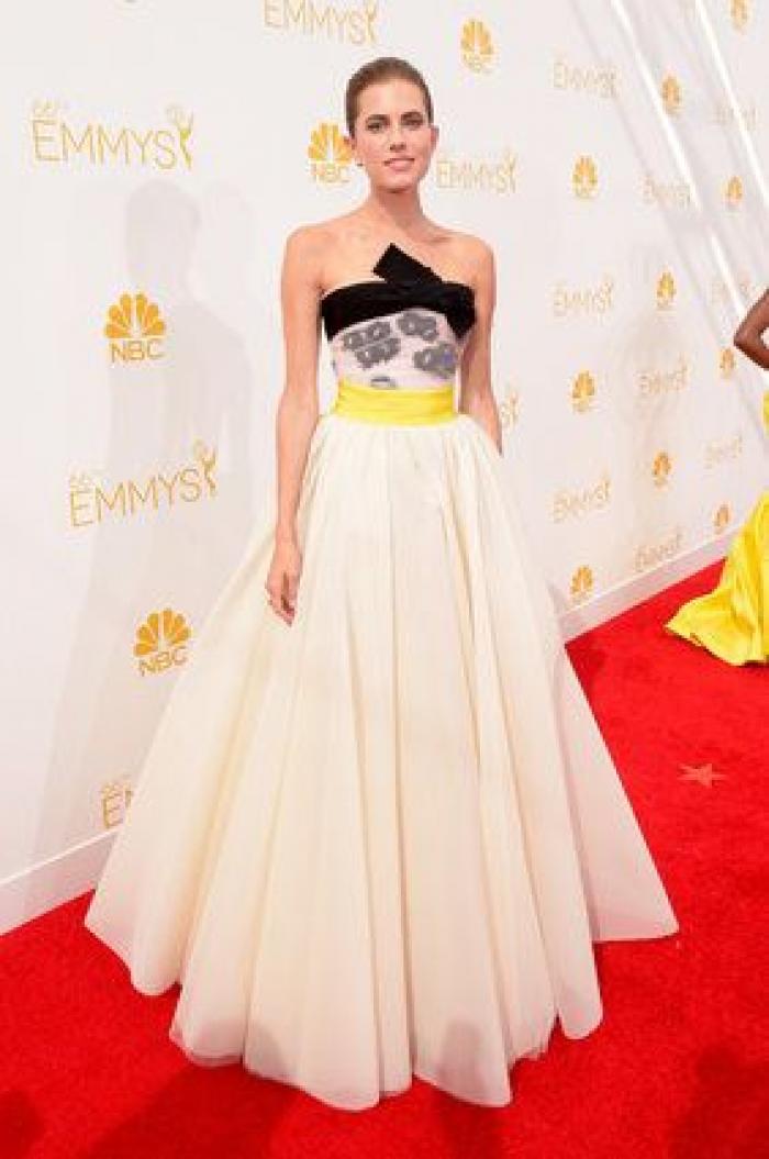 Emmy 2014: el beso de Bryan Cranston a Julia Louis-Dreyfus (GIFS)