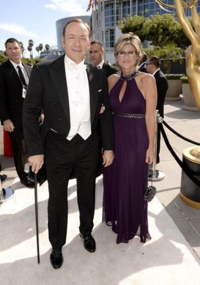 Emmy 2014: el beso de Bryan Cranston a Julia Louis-Dreyfus (GIFS)