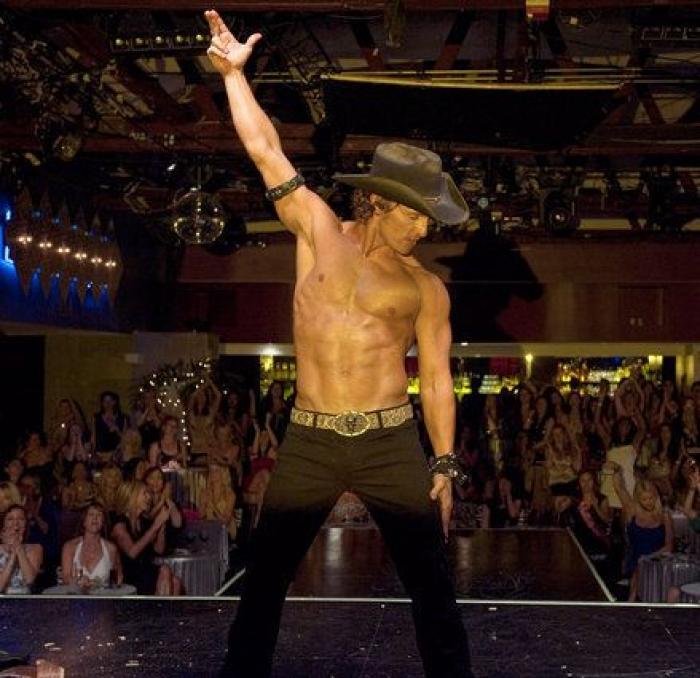 Michael Keaton transmuta de Batman a 'Birdman' en el Festival de Venecia (VÍDEO)