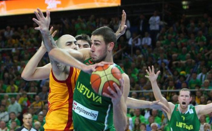 La visita del rey Juan Carlos al vestuario de la selección de baloncesto (FOTOS)