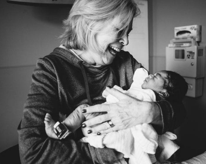 'Blended' ('Mezclados'): las fotos más emocionantes de un bebé adoptado y su familia