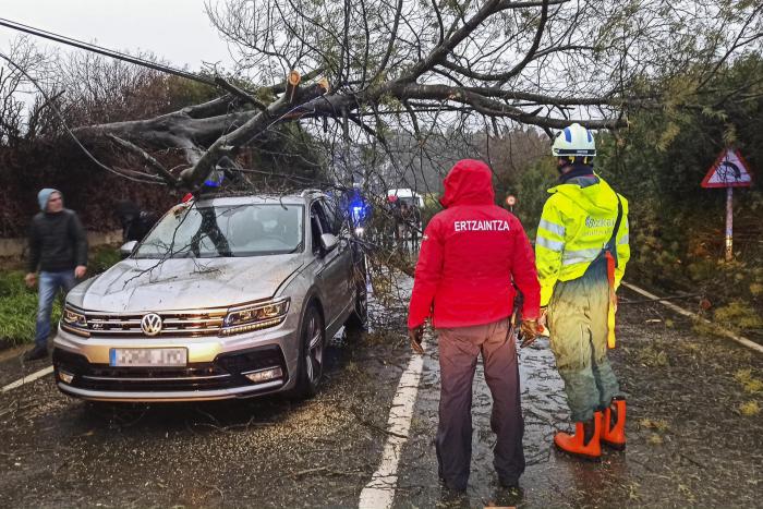 La huella de la borrasca Fien en España: dos muertos, trenes cortados, crecida de ríos y nieve