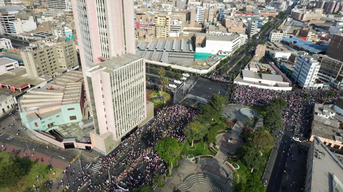 Las protestas contra Dina Boluarte toman Lima mientras crecen los bloqueos en el resto de Perú