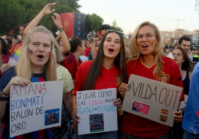 España celebra el Mundial de fútbol: ¡Bienvenidas, campeonas!