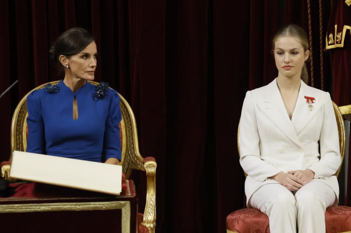 La seriedad de la reina Letizia en el acto 'Nuestra Constitución más longeva': solo la princesa Leonor logró que le cambiara la cara por un momento