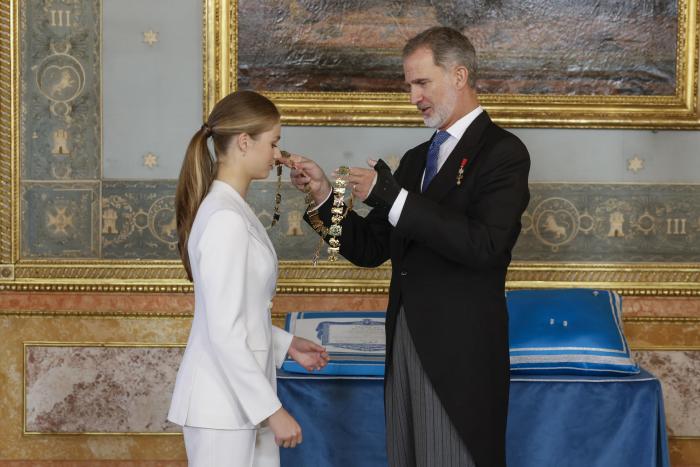 La seriedad de la reina Letizia en el acto 'Nuestra Constitución más longeva': solo la princesa Leonor logró que le cambiara la cara por un momento