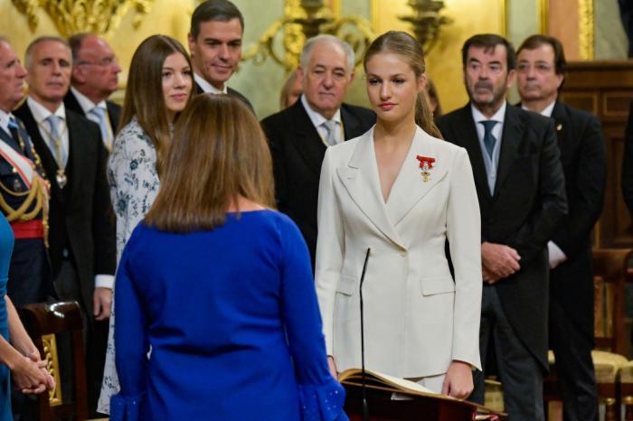 La seriedad de la reina Letizia en el acto 'Nuestra Constitución más longeva': solo la princesa Leonor logró que le cambiara la cara por un momento