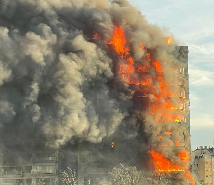Un vecino del barrio denuncia que el edificio en llamas en Valencia "era de cartón-piedra"