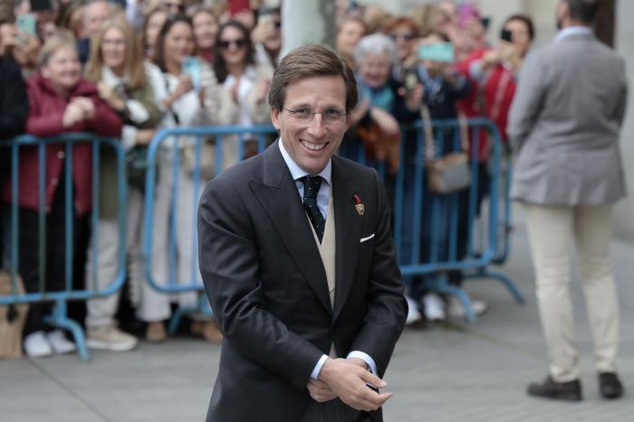 La primera imagen de Almeida y Teresa Urquijo como marido y mujer