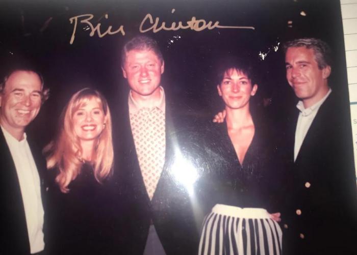 Hay más imágenes: los demócratas publican nuevas fotos de Epstein en las que se puede ver a Trump, Bill Clinton y Steve Bannon