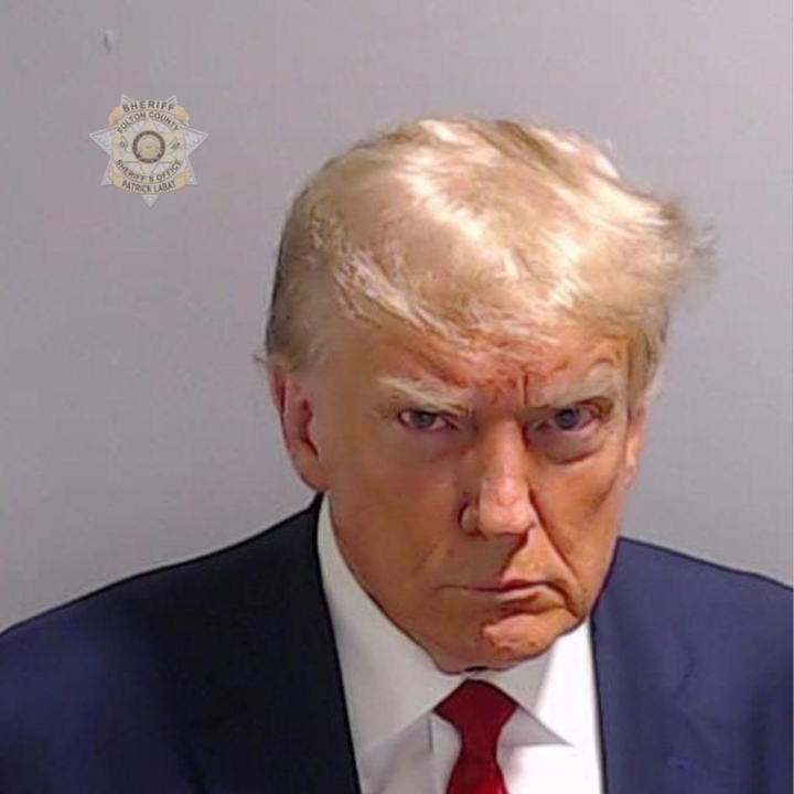 La foto de Donald Trump que figura en su ficha policial, difundida por la Oficina del Sheriff de Fulton.