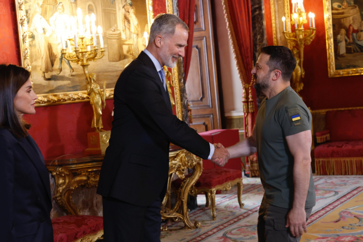 Volodimir Zelenski saluda a Felipe VI en la recepción oficial en La Zarzuela