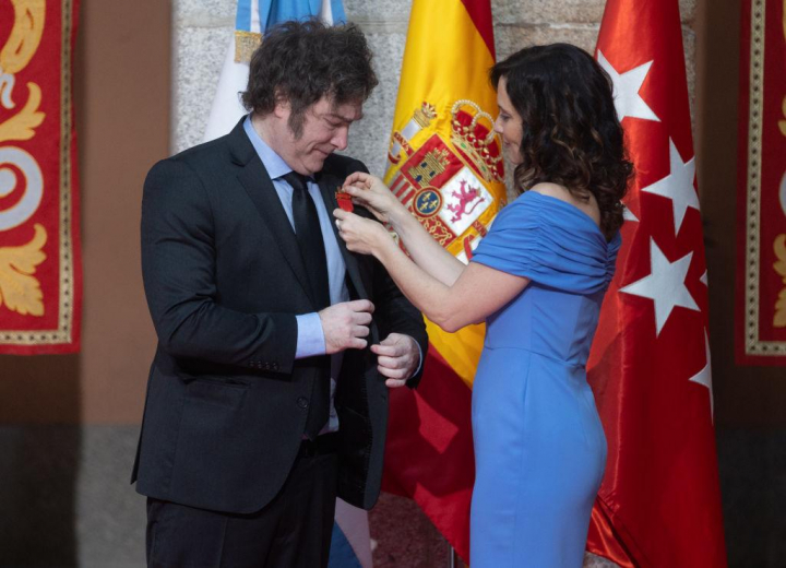 Isabel Díaz Ayuso condecora a Javier Milei con la Medalla Internacional de la Comunidad de Madrid
