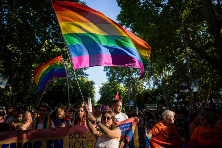 Una persona con una bandera LGTBI.