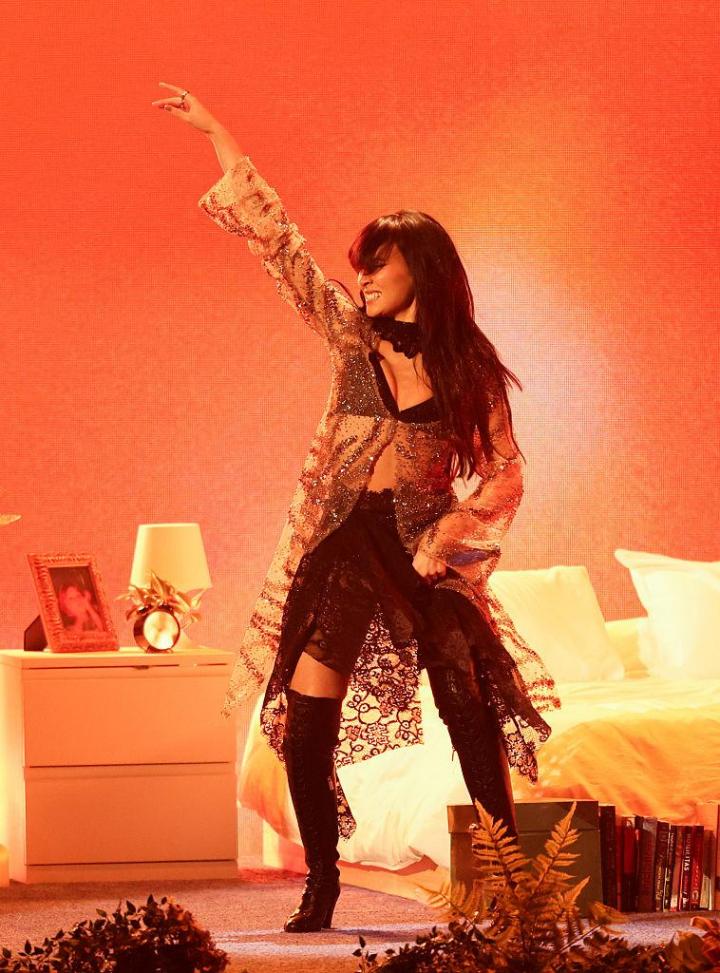 Aitana durante su actuación en los Latin Grammy 2025.