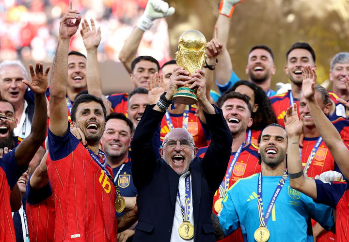 Luis de la Fuente alza la Copa del Mundo junto a Rodri, MVP del Mundial