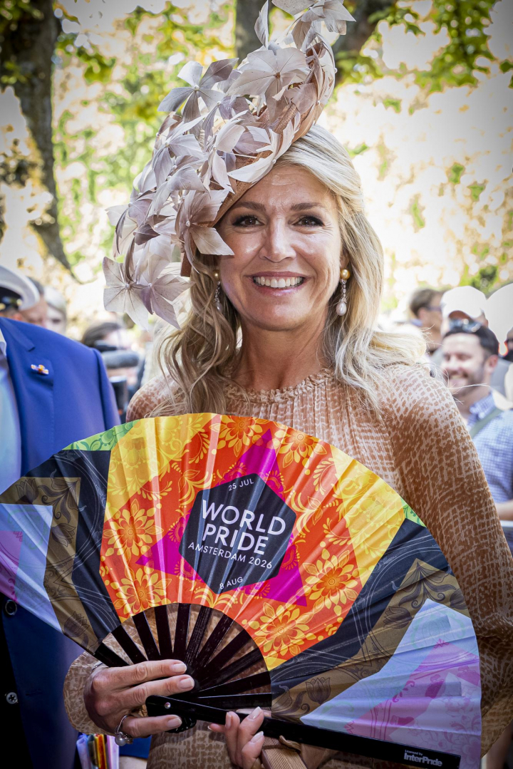 Máxima de Holanda, con un abanico del WorldPride 2026 en Amsterdam