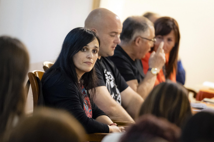 La líder de la formación independentista de extrema derecha Aliança Catalana, Silvia Orriols (i), ganadora de las elecciones locales en la localidad de Ripoll (Girona).