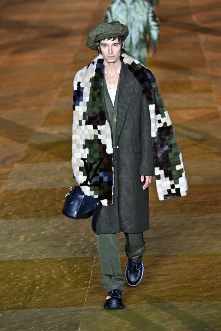 alt="alt="Algunos de los modelos de Louis Vuitton que se han visto en el debut de Pharrell Williams como director creativo de la firma de lujo.""