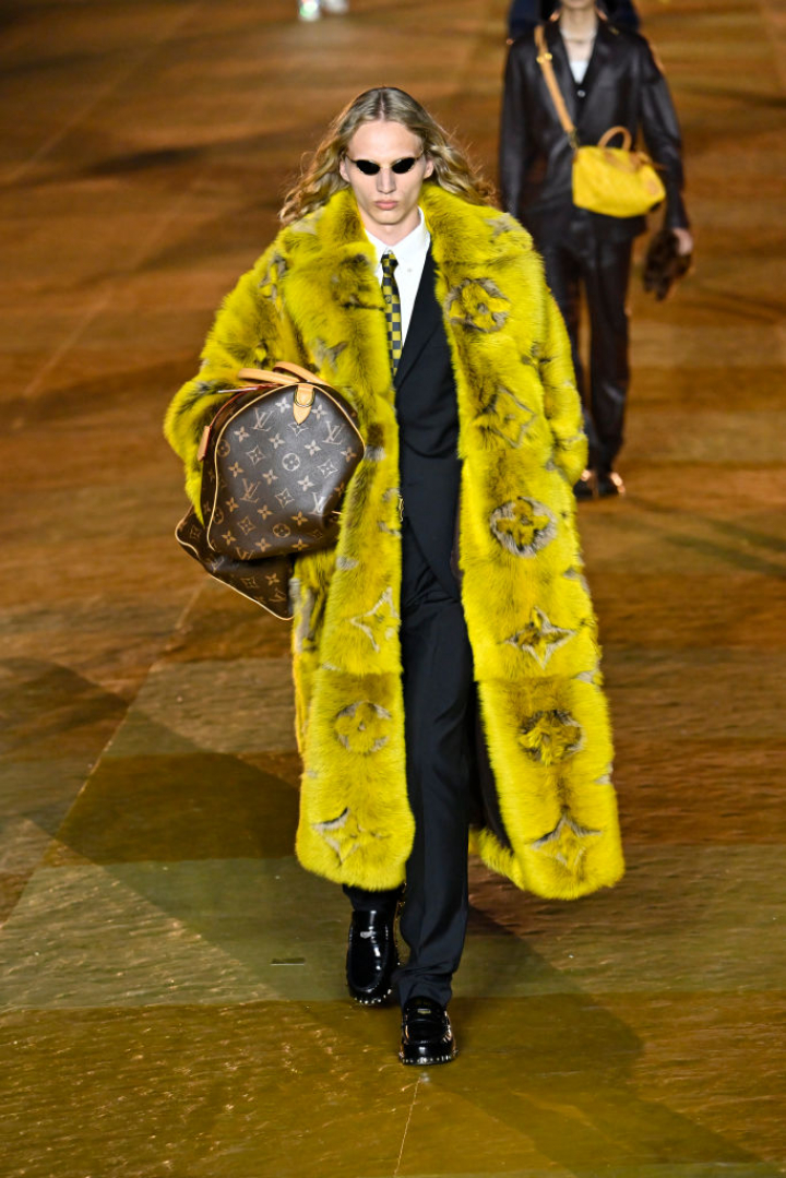 alt="alt="Algunos de los modelos de Louis Vuitton que se han visto en el debut de Pharrell Williams como director creativo de la firma de lujo.""