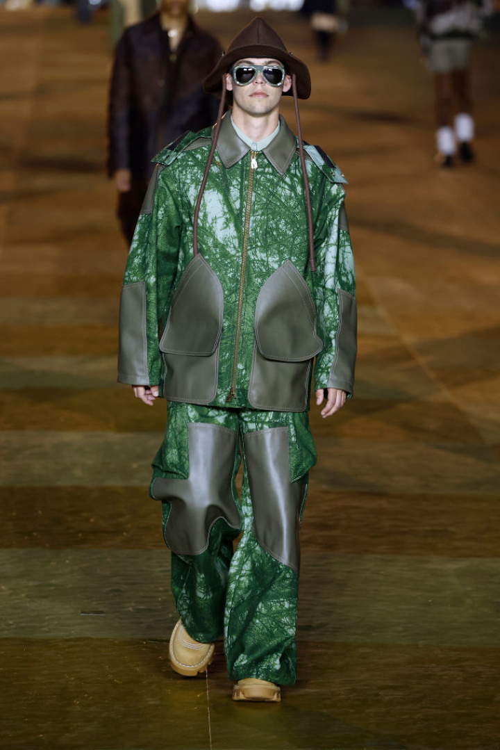 alt="alt="Algunos de los modelos de Louis Vuitton que se han visto en el debut de Pharrell Williams como director creativo de la firma de lujo.""