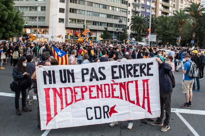 Pancarta en la que reza: 'Ni un paso atrás, Independencia. CDR'.