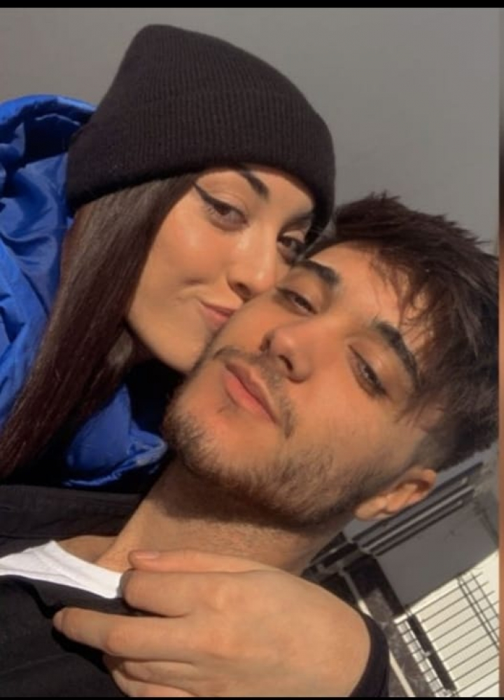 A.R.A. junto a su pareja, con la que tiene una relación desde hace dos años.