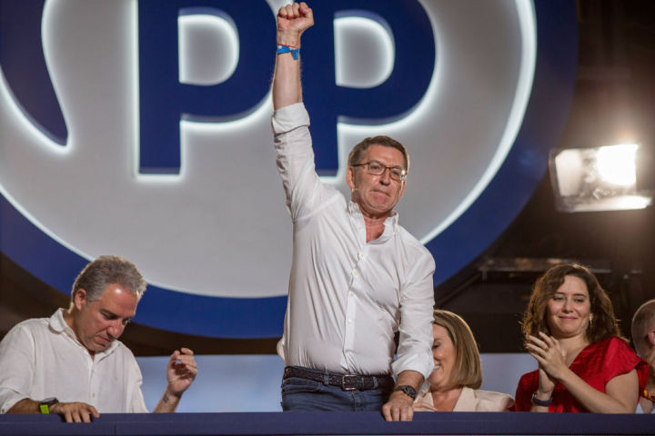 Feijóo celebra el resultado del 23J en el balcón de Génova 13, aunque los mismos no le garantizan ser investido presidente del Gobierno.