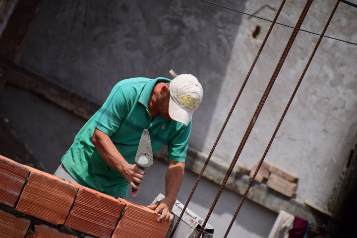 Un trabajador de la construcción en el trabajo.
