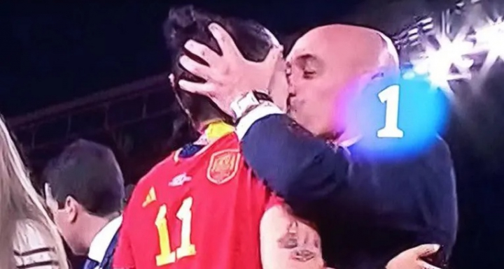 Luis Rubiales besa a Jenni Hermoso en la final del mundial de fútbol femenino