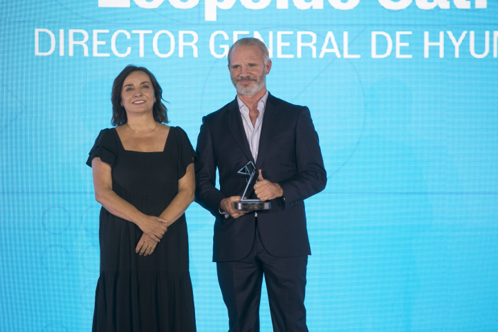 Pepa Bueno, directora de 'El País', y Leopoldo Satrústegi, director general de Hyundai España.