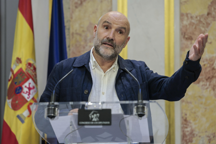 El portavoz de BNG en el Congreso, Néstor Rego, hace una declaración a la prensa durante un receso tras escuchar el discurso del candidato Alberto Núñez Feijóo.