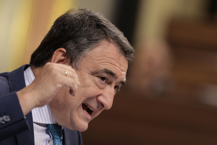 El portavoz del PNV, Aitor Esteban, durante su intervención en la segunda jornada del debate de investidura del candidato Alberto Núñez Feijóo en el Congreso este miércoles.